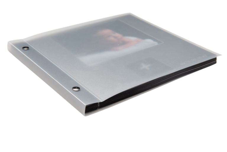 Gematteerd fotoalbum met een babyfoto op de omslag.